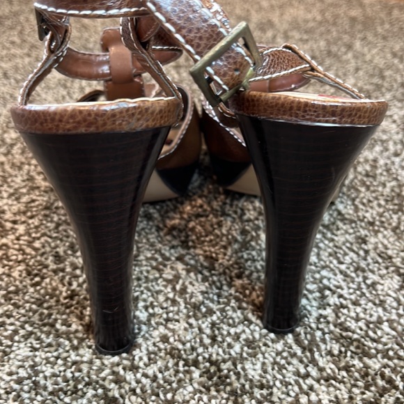 Madden Girl strappy peep toe brown 4.5 in heel with white stitch accent - Picture 5 of 7